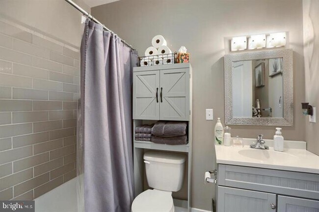 Building Photo - 409 7th St