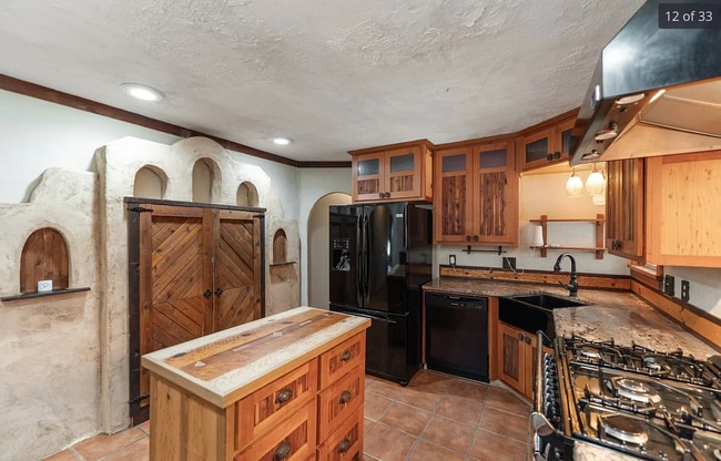 Building Photo - Stunning 4-bedroom, 2-bathroom Home