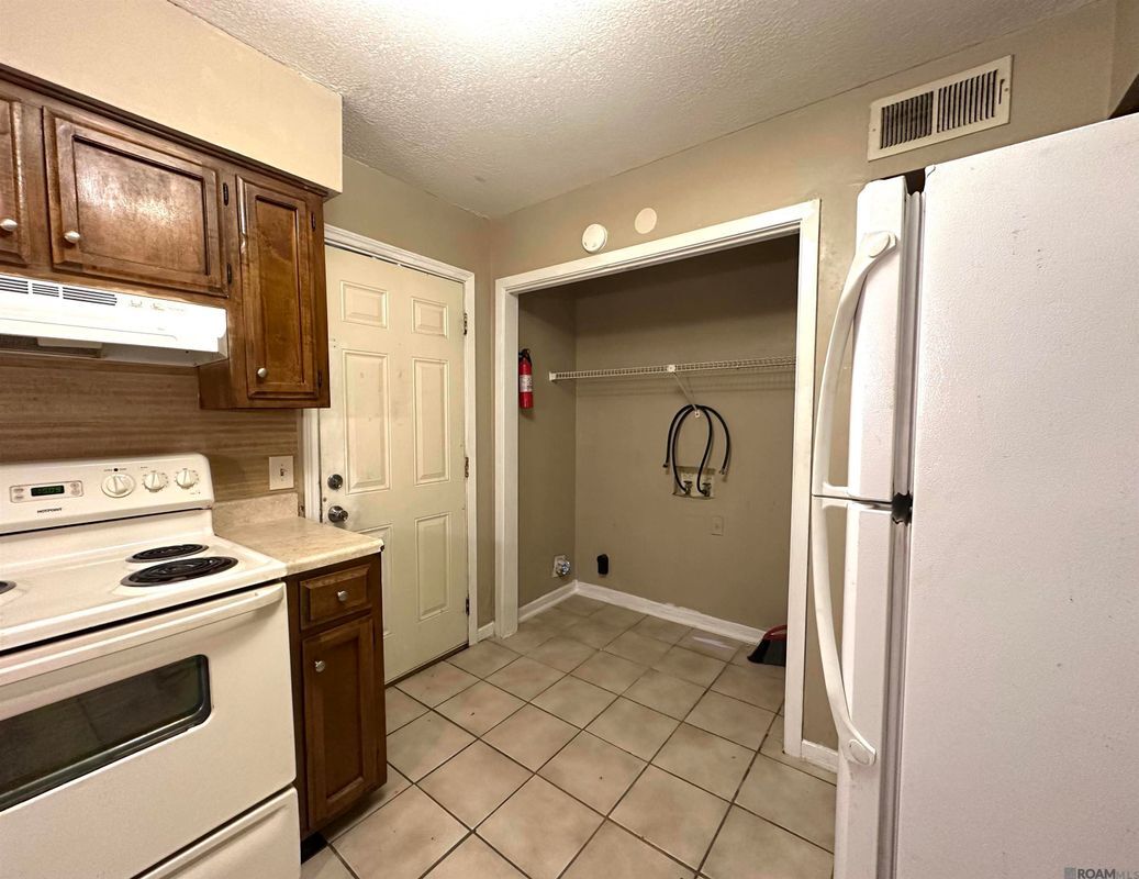 Building Photo - 15855 Sunderland Ave