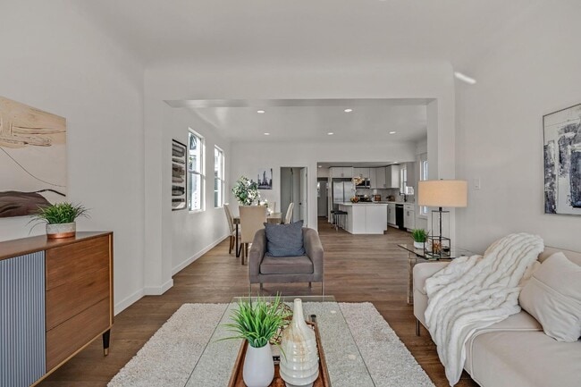 Building Photo - 4730 Melrose Ave