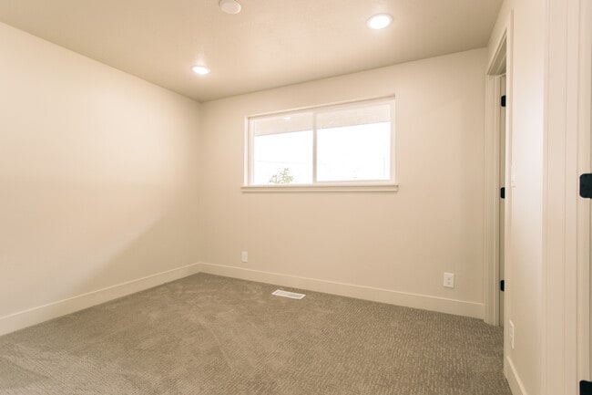 Building Photo - 732 Hislop Dr