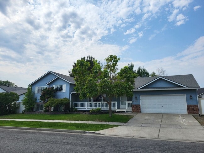 Building Photo - Spacious 4 bedroom 3.5 Bath Home for Rent ...
