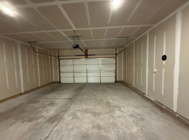 Building Photo - South Side...Newer 3 Bedroom 2 Bath House