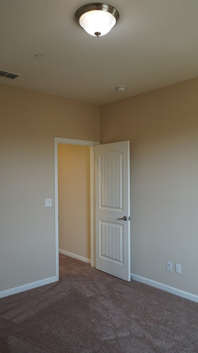 Building Photo - Beautiful two story home in Roseville!