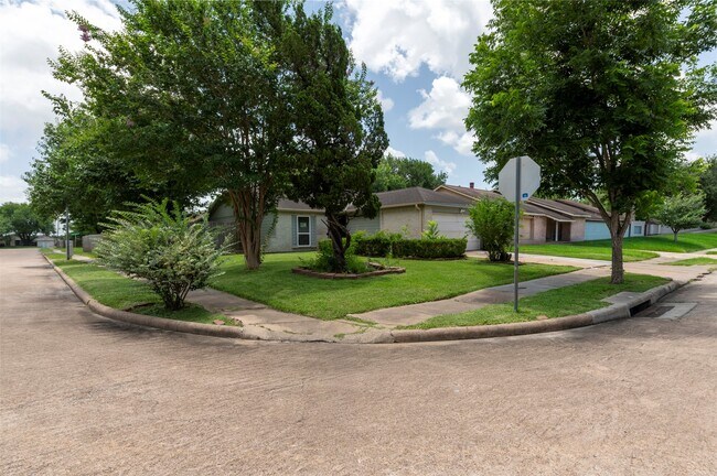 Building Photo - 10703 Highland Woods Dr