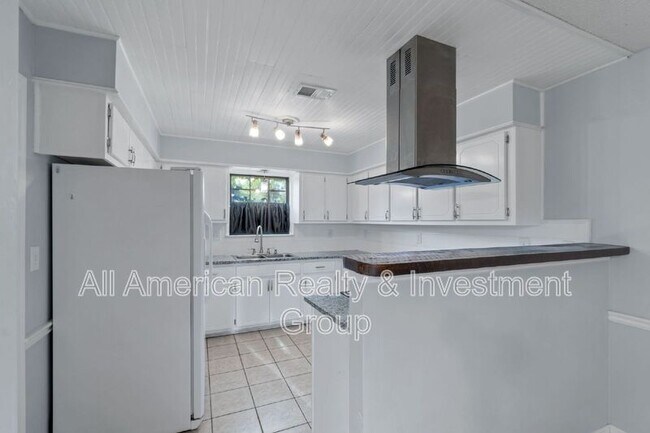 Building Photo - 502 Krest Dr