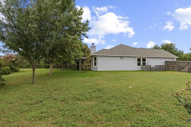 Building Photo - 206 Evergreen Cir