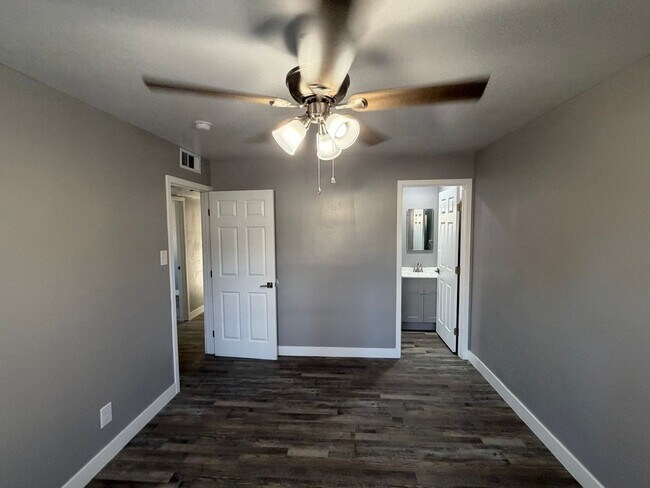 Building Photo - Newley Remodeled 3 BD 2 BA house with Big lot in SW Bakersfield