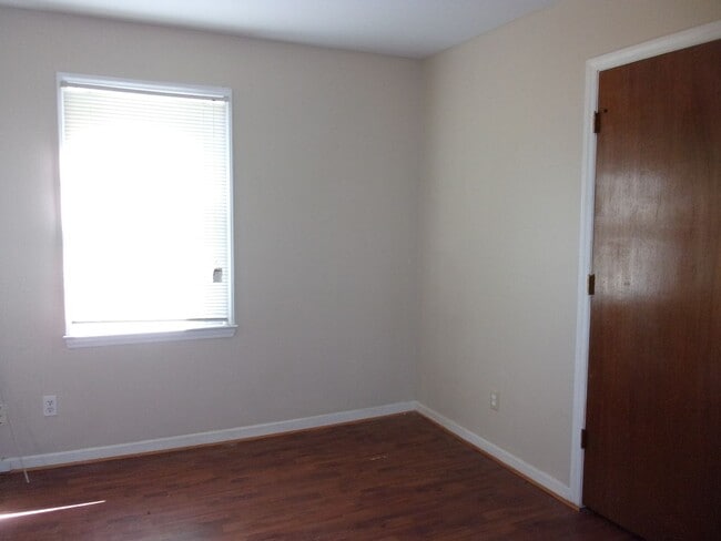 Building Photo - 3 Bedroom 1 1/2 Bath Home on 1 Acre in Newport