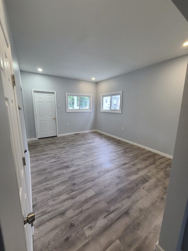 Building Photo - 266 Rutter Ave