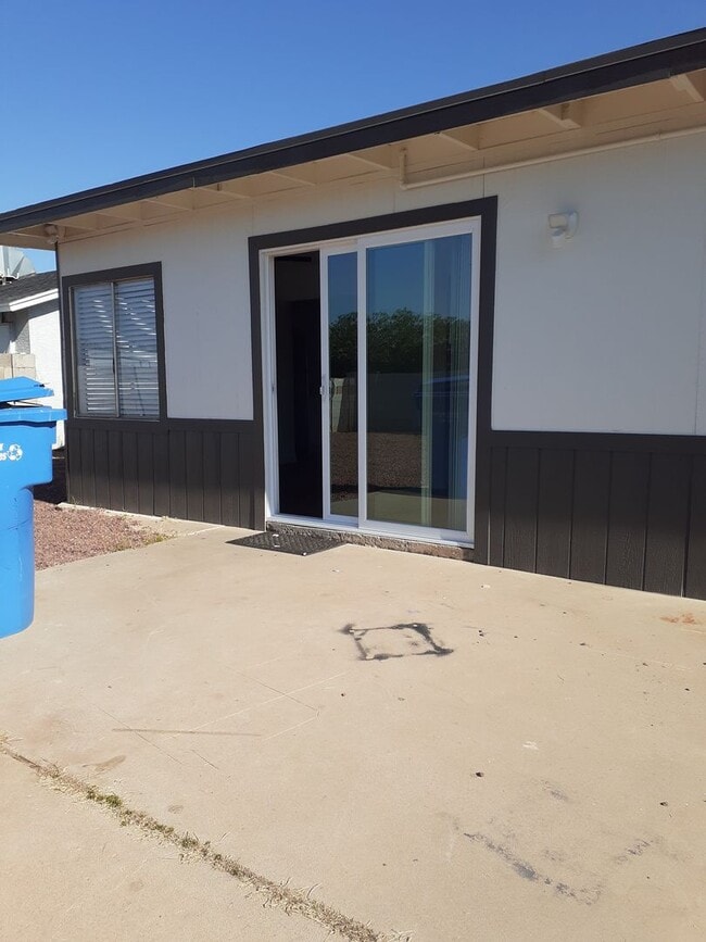 Building Photo - Spacious 4 Bed/2 Bath With Den  Updated Dec 2023.