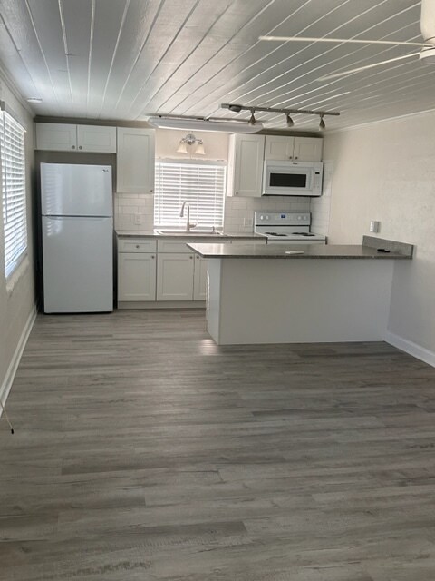 Kitchen - 134 Beach Ave