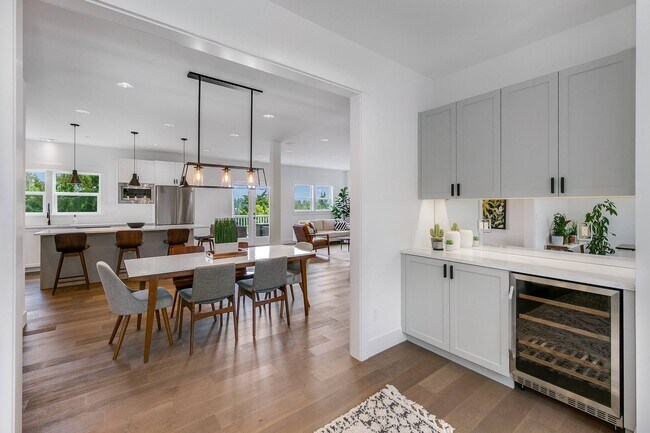 Building Photo - Gorgeous 4 Bed/3.5 Bath with Beautiful Fin...