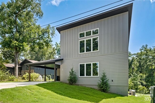 Building Photo - 5 Blandford Ln