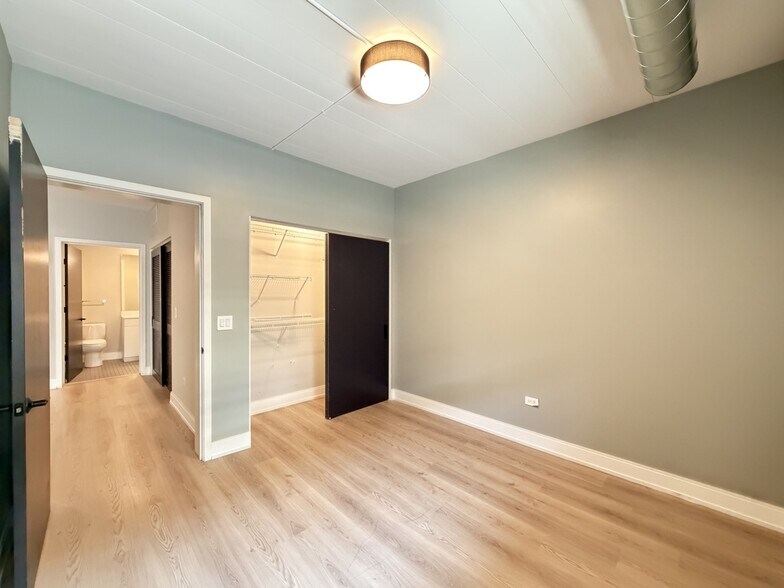 Building Photo - 941 W Belmont Ave
