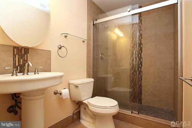 Building Photo - 818 Ravens Crest Dr