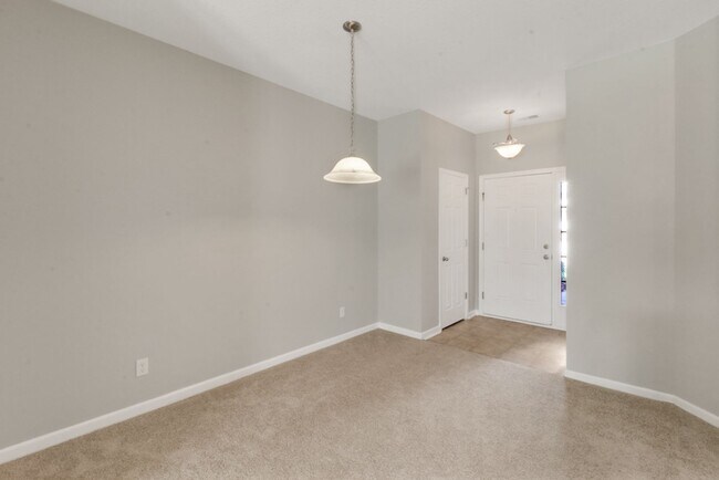 Building Photo - 3 Bed, 2. 5 Bath Like New Townhome in Richmond Hill