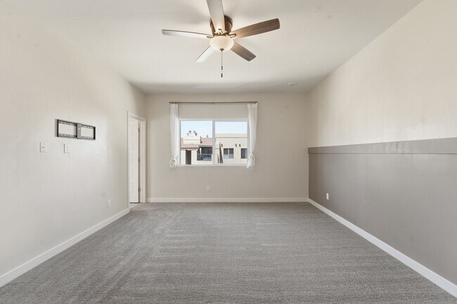 Building Photo - Stylish 2-bedroom, 2.5 bathroom townhouse in a desirable Phoenix location!