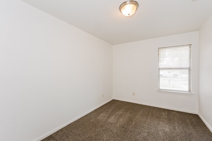 Building Photo - 413 Maplewood St