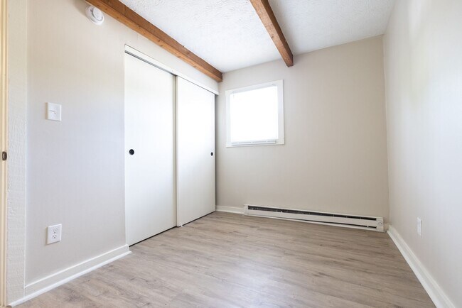 Building Photo - 3086-3092-3092 Grasmere Ave
