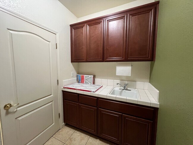 Building Photo - 4 bedrooms, an office and single-story home with a pool!!