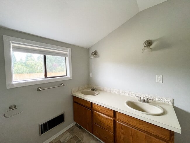 Building Photo - 9905 NE 46th Ct