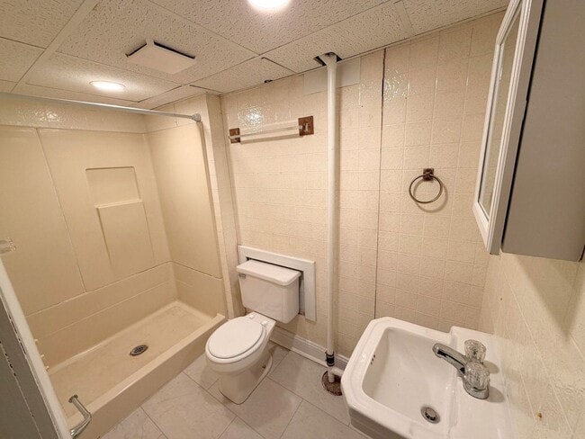 Building Photo - Nice three bedroom home located in an Excellent neighborhood!