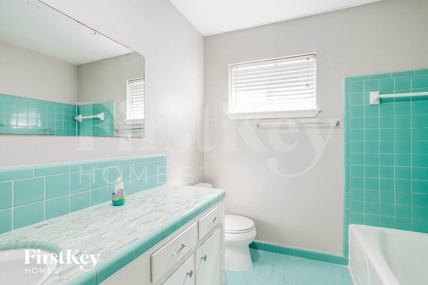 Building Photo - 13914 Duncannon Dr