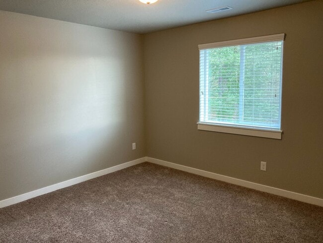 Building Photo - Newer Home In North Albany! Nealy 2500 sq ...