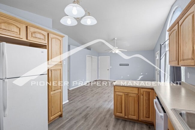 Building Photo - Prime Location - 2 bd, 2 bath, washer/drye...