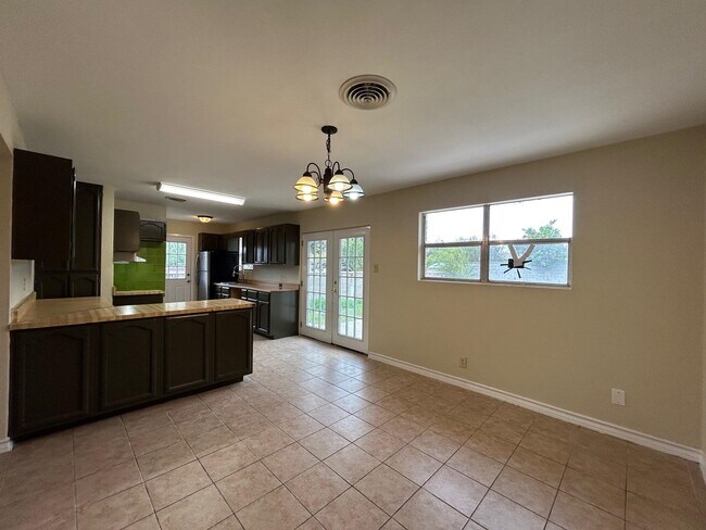 Building Photo - 1006 Laurel Dr