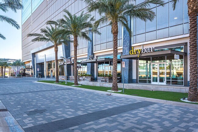 Building Photo - 945 E Playa Del Norte Dr