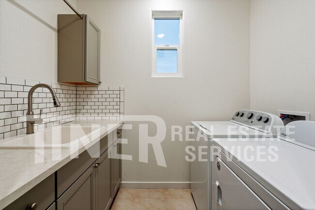 Building Photo - 3698 E Commerce Way