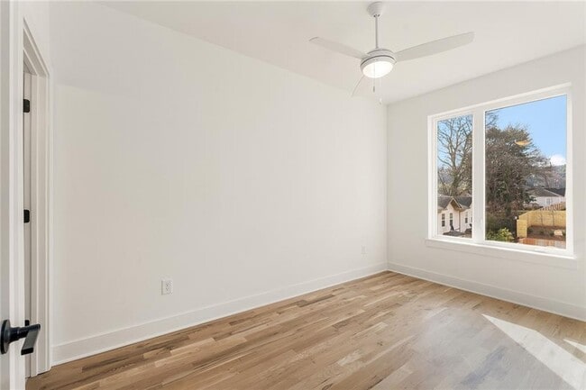 Building Photo - 1237 Memorial Dr SE