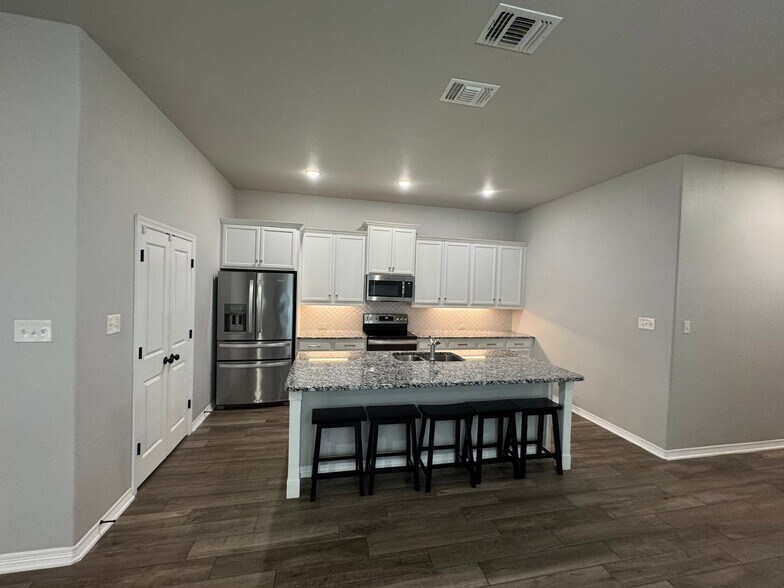 Building Photo - 1915 Rustic Manor Dr