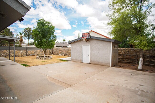 Building Photo - 13944 Roslyn Dr