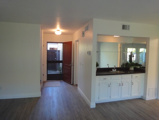 Building Photo - 613 Cedar Pl