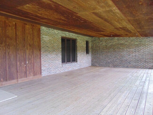 Building Photo - Amazing 3 Bed 2 Bath Country Home With Fab...