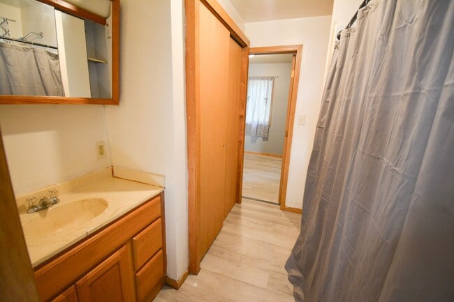Building Photo - 1 Bed, 1 Bath Home for Rent – Near Mayo Cl...