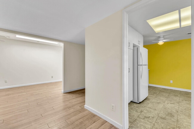 Building Photo - 48594 Oakwood Way
