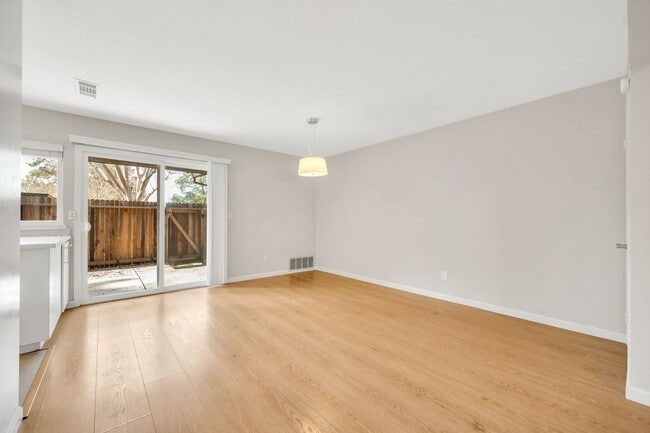 Building Photo - Spacious 4-Bedroom, 2.5-Bath Townhouse Clo...
