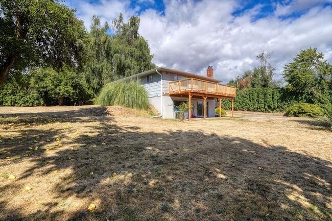 Building Photo - Wonderful 4 bedroom, 2 Bath on Oversized l...