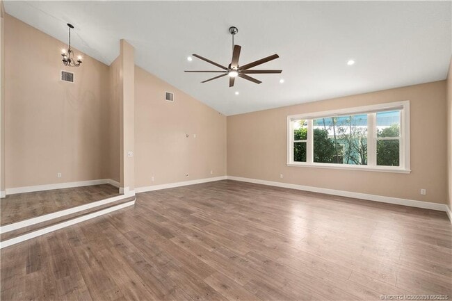 Building Photo - 4590 SE Glen Ridge Trail