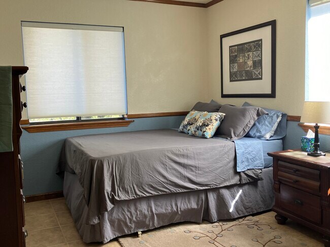 Guest room, 12 x 15' - 308 Hawthorne Dr