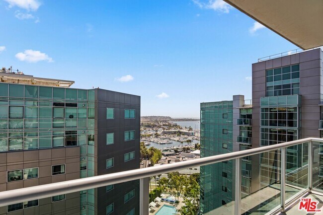 Building Photo - 13700 Marina Pointe Dr