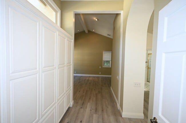 Building Photo - Beautiful Mission Viejo 5 bedroom 2.5 bathroom plus den home