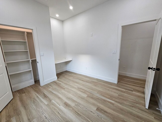 Building Photo - Ready for immediate move in!
