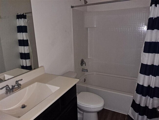 Building Photo - 225 Rainey Dr