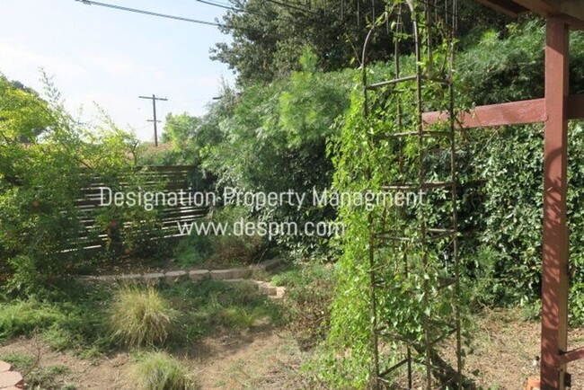 Building Photo - Whimsical 3 BR 2 BA Altadena Hills