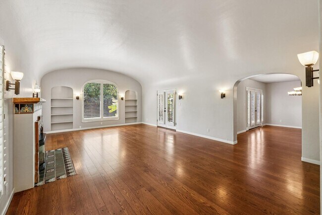 Building Photo - Mediterranean Beauty in Crescent Park – 5B...